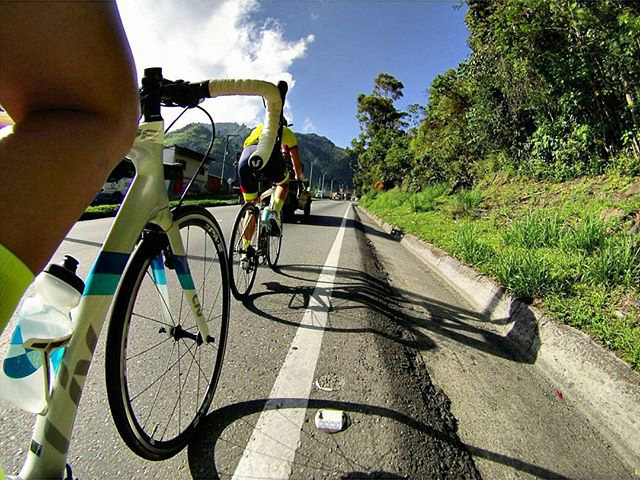 “骑”遇海南！海南环岛旅游公路掀起“骑行热”浩瀚体育(图1)