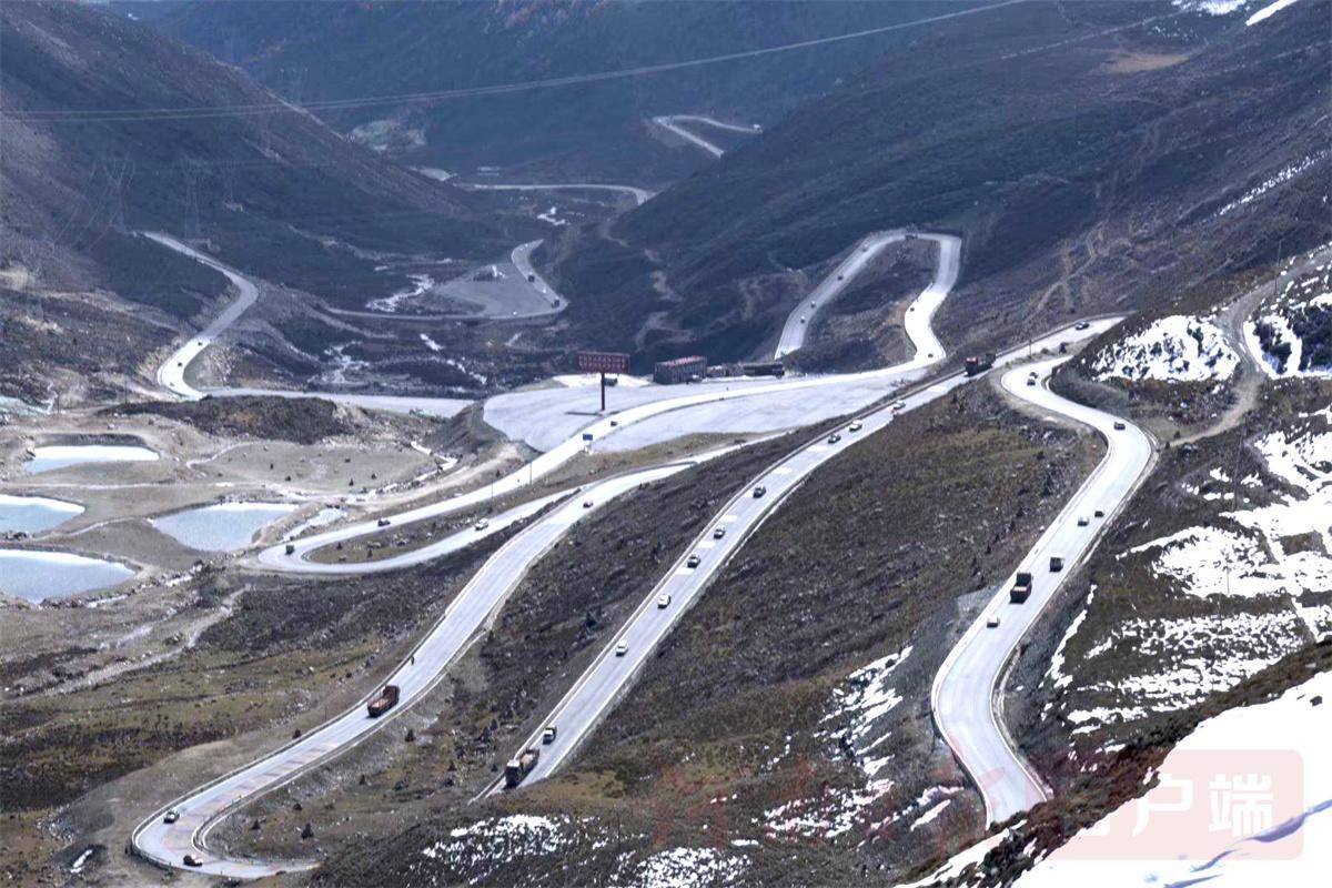 富士康浩瀚体育平台员工杨春玲骑行川藏线：翻越折多山(图2)