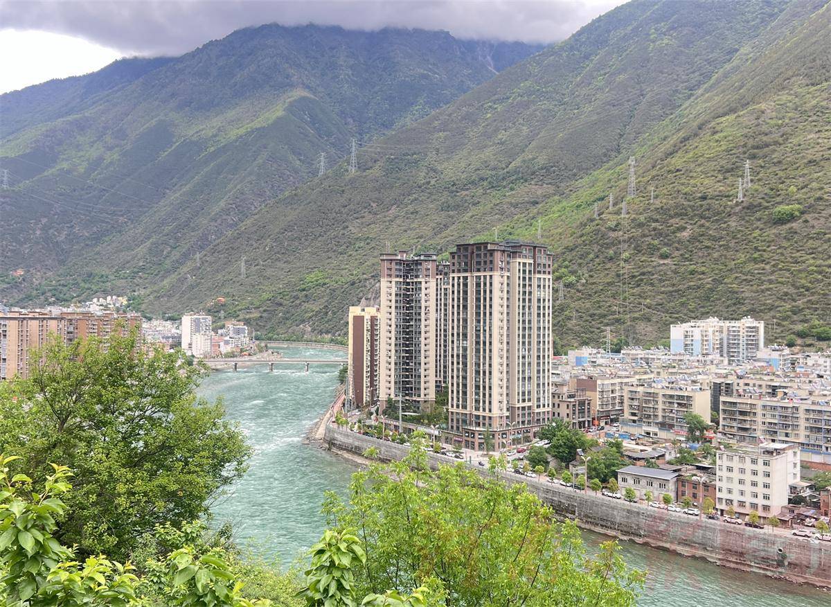 富士康浩瀚体育平台员工杨春玲骑行川藏线：翻越折多山(图5)