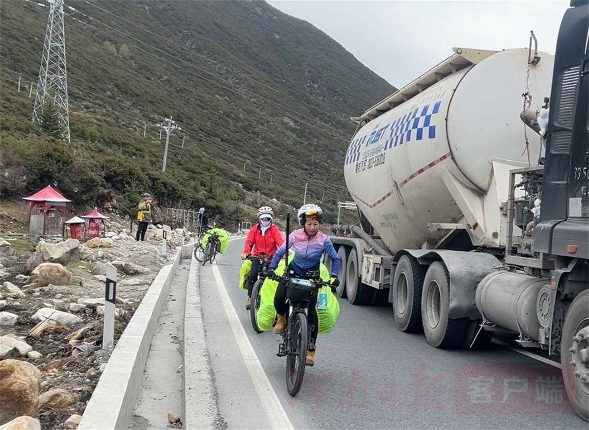 富士康浩瀚体育平台员工杨春玲骑行川藏线：翻越折多山(图6)