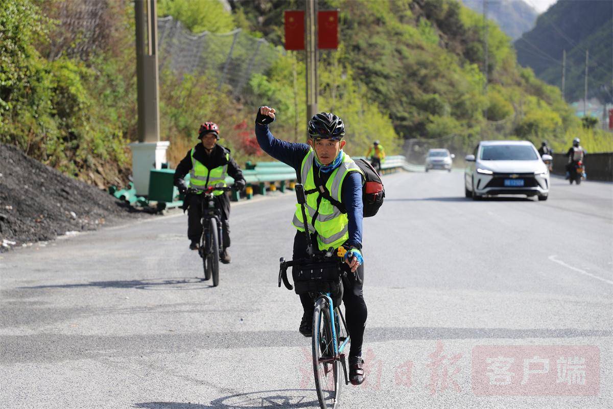 富士康浩瀚体育平台员工杨春玲骑行川藏线：翻越折多山(图8)