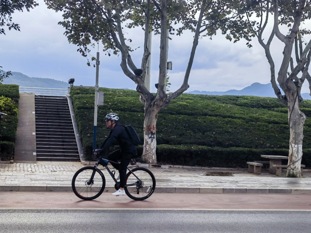 美好生活 动感奔赴——浩瀚体育平台都市骑行成时尚背后(图3)